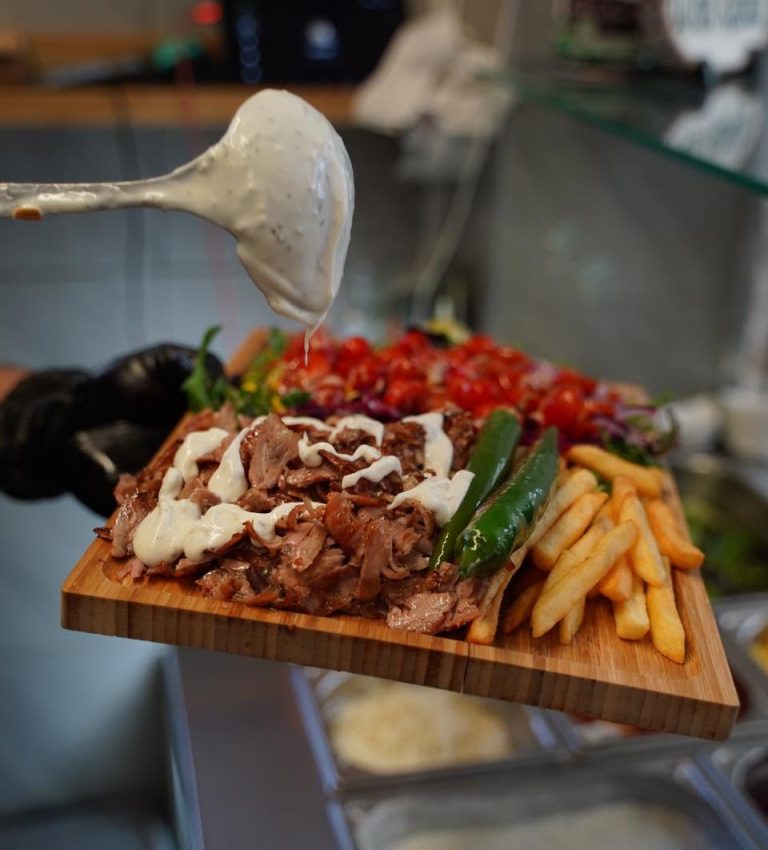 Assiette kebab veau avec sauce blanche maison, frites et salade, Wan Kebab Clermont-Ferrand