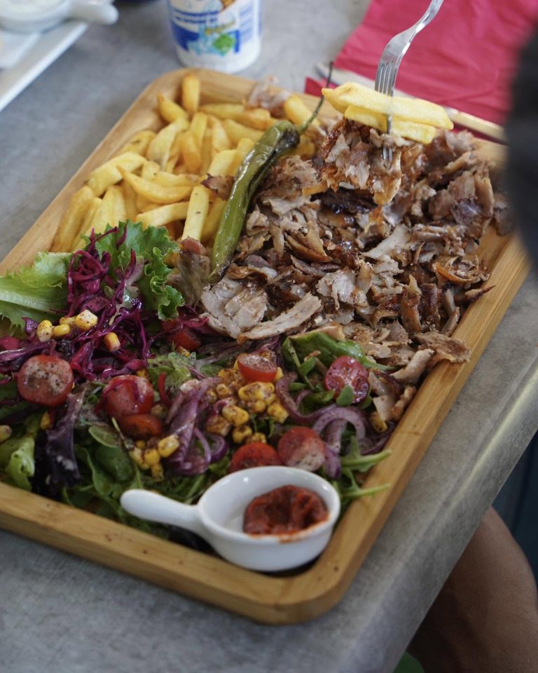 Assiette kebab veau grillé, salade fraîche et frites sur plateau bois, Wan Kebab