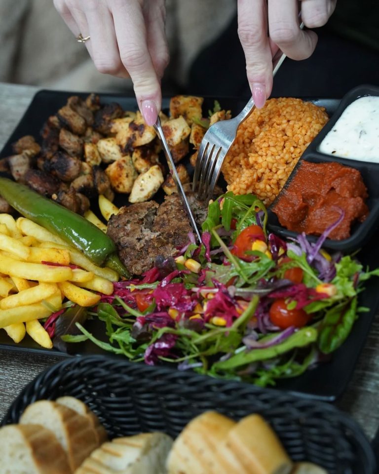 Assiette mixte viandes grillées, frites, boulgour et salade chez Wan Kebab