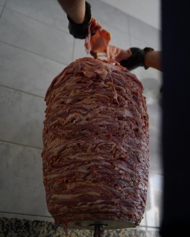 Montage de la grande broche 100% veau mariné maison, Wan Kebab Clermont-Ferrand