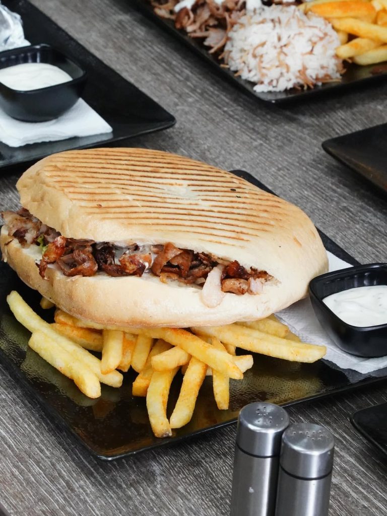 Pain entier kebab veau mariné avec frites chez Wan Kebab Clermont-Ferrand
