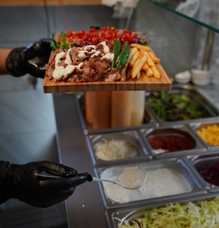 Préparation assiette kebab veau sauce blanche maison sur plateau bois, cuisine Wan Kebab Clermont-Ferrand