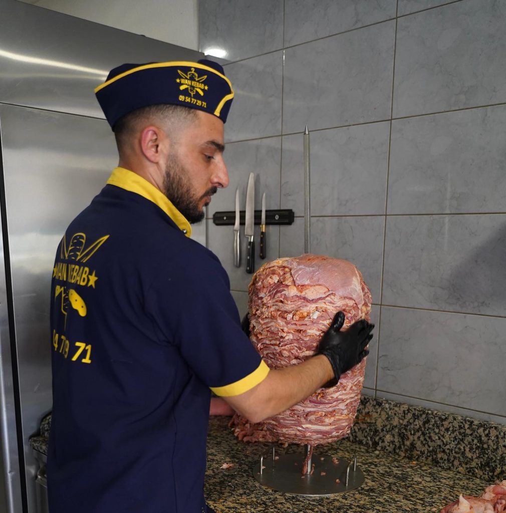 Préparation de la broche 100% veau mariné maison chez Wan Kebab à Clermont-Ferrand