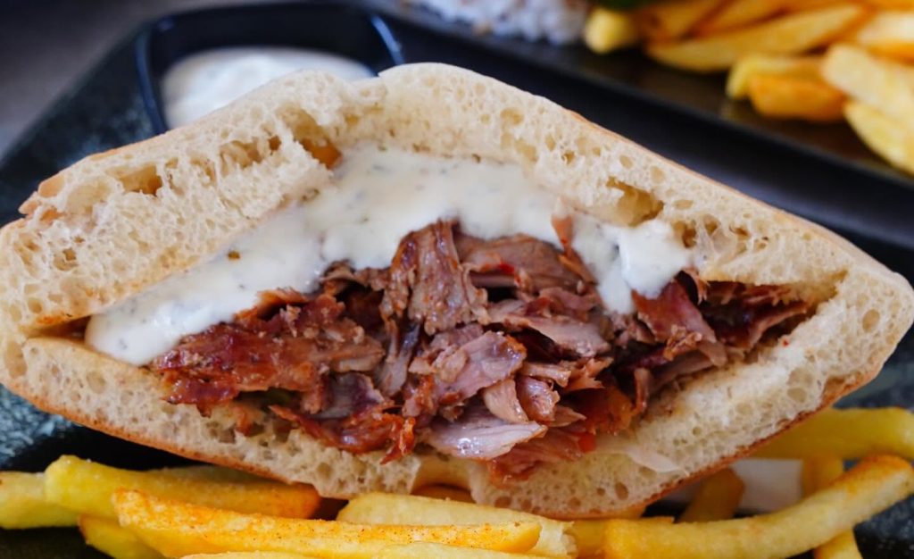 Kebab broche fait maison avec sauce blanche