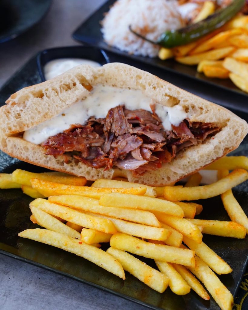 Sandwich kebab veau mariné sauce blanche maison, pain pita et frites, Wan Kebab Clermont-Ferrand