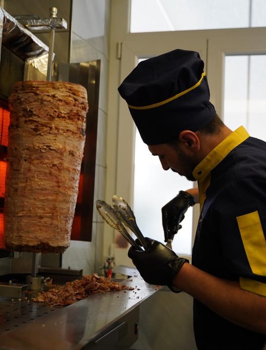 Employé Wan Kebab en train de découper la broche veau grillée, Clermont-Ferrand