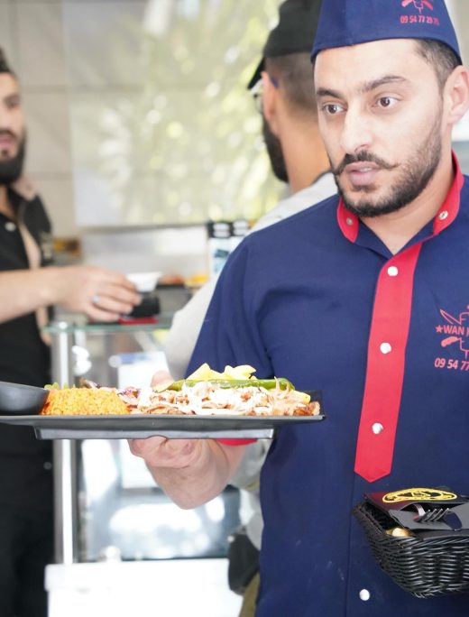 employe-qui-sert-un-kebab